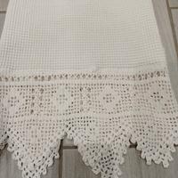 Asciugamano con merletto fatto a mano vintage