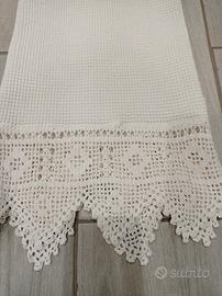 Asciugamano con merletto fatto a mano vintage