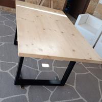  tavolo in legno massello e piede in ferro 