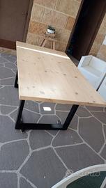  tavolo in legno massello e piede in ferro 