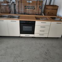 CUCINA IN LINEA CON ELETTRODOMESTICI