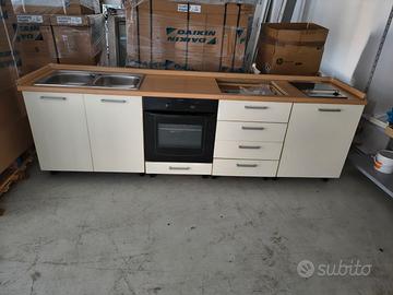 CUCINA IN LINEA CON ELETTRODOMESTICI