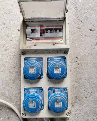 presa elettrica  a quattro uscite