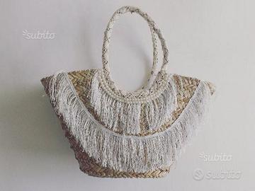 Borsa di paglia con frange bianche