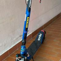 Monopattino elettrico aprilia tuareg blu.