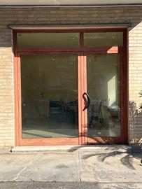 Vetrata da negozio o per aziende o garage