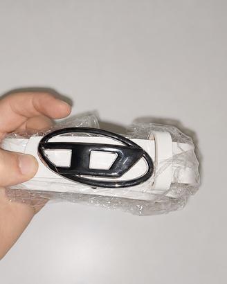 Cintura in ecopelle bianca con fibbia "D"
