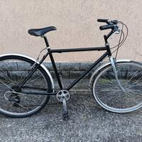 Bici nera con 6 marce e ruota 28"