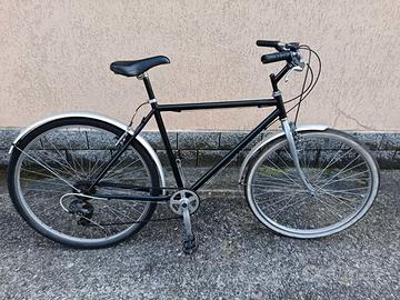Bici nera con 6 marce e ruota 28"