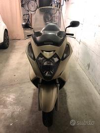 Con bauletto e borse laterali