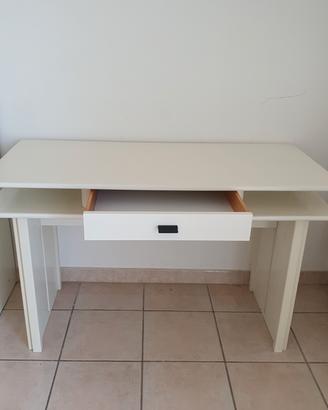 Scrivania bianca con cassetto