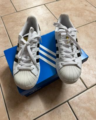 Scarpe adidas nuove mai usate