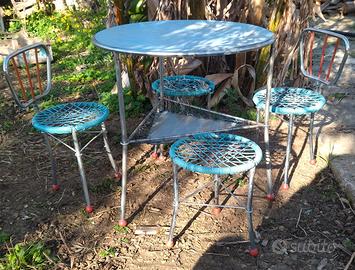 Tavolo pieghevole con sedie anni 70