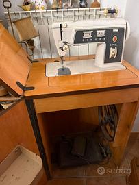 Macchina da cucire SINGER 702 vintage con mobile