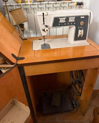 Macchina da cucire SINGER 702 vintage con mobile