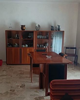 Tavolo in legno +  6 sedie + mobile+credenza