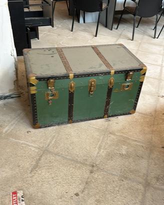 Baule antico mai usato