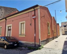 Casa singola con cortile e deposito a Riposto