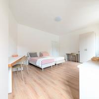 Due posti in ampia stanza con balcone da sett