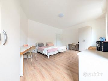 Due posti in ampia stanza con balcone da sett