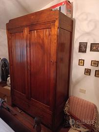 Armadio in legno massello stile rustico / casale
