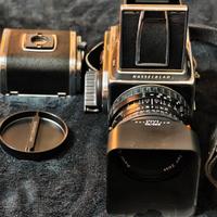 Hasselblad 501 CM con Zeiss 80 Planar e A12