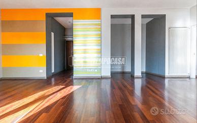 TRILOCALE CON BALCONE