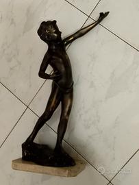 statuetta bronzo ragazzo pescatore.