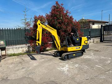 E173 Miniescavatore 15 q Yanmar B15