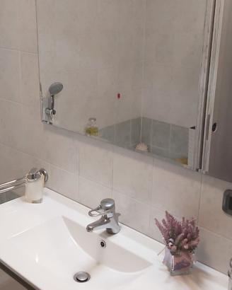 Arredo bagno sospeso con lavandino incassato