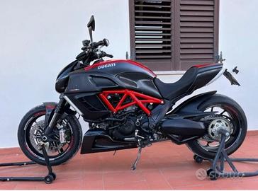 Ducati Diavel 1200 Carbon Red