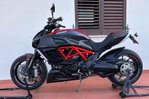 Ducati Diavel 1200 Carbon Red