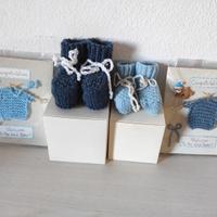 Scarpine (di lana) da neonato e biglietto Nascita 