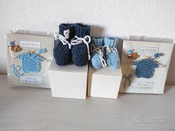 Scarpine (di lana) da neonato e biglietto Nascita 
