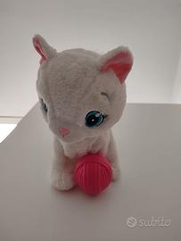 Bianca la gattina che cammina