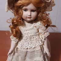 Bambola in porcellana da collezione