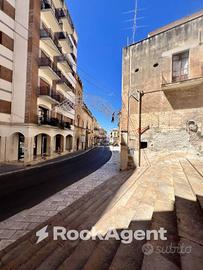 APPARTAMENTO SU PIAZZA CON MAGAZZINO