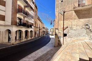 APPARTAMENTO SU PIAZZA CON MAGAZZINO