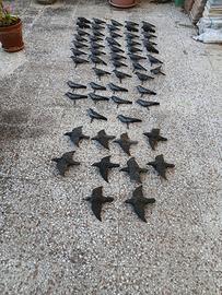 spampi in plastica di storno posato e ali aperte 
