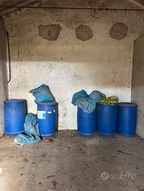 Fusti in plastica blu con coperchio