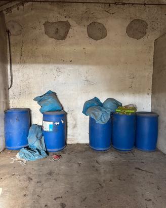 Fusti in plastica blu con coperchio