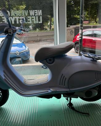 Vespa 946 SNAKE