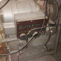 Tavolo con macchina da cucire