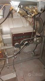 Tavolo con macchina da cucire