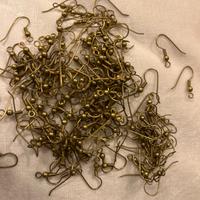 165 pezzi di minuteria per orecchini monachelle