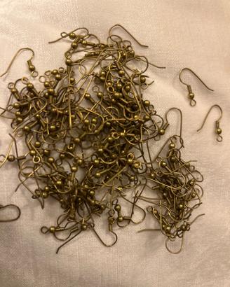 165 pezzi di minuteria per orecchini monachelle