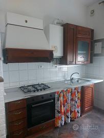 cucina in legno completa di elettrodomestici nuovi