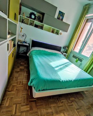 Letto moderno in legno con LED/ testiera imbottit