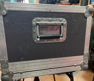 Flight case con vano mixer nella parte superiore.