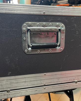 Flight case con vano mixer nella parte superiore.